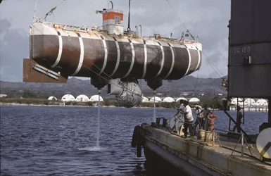 Undervattensfartyget Trieste, Apra Harbor, Guam, ca 1960 (foto)