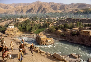Stamfolk vid floden Kokcha som passerar genom en ravin i Faizabad, en afghansk provinshuvudstad...