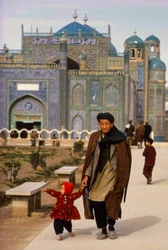 Besökare till moskén och mausoleet i Mazar-i-Sharif, Masjid-e-Kabud aka Rawze-e-Sharif...