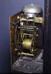 Detalj av en Karl II romersk slående klocka med lång låda, 1675