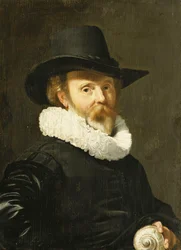 En konkolog som håller ett Nautilus-skal,