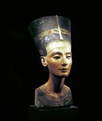 Byst av Nefertiti (c1370-c1330 f.Kr.) Stor kunglig hustru (huvudgemål) till den egyptiske farao Akhenaton. Nefertiti och hennes man var kända för en religiös revolution. De började dyrka en enda gud, Aten, solens skiva.
