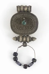 Amulettfodral (Gau) (silver, glaspärlor och turkos)