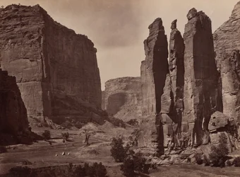 Canyon de Chelly. Grand Canyons väggar, omkring 1200 fot höga.
