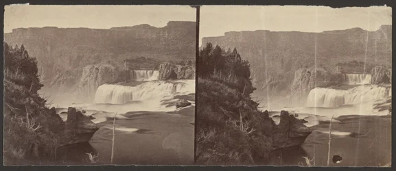[Shoshone Falls, Snake River, Idaho, vy mitt på dagen, angränsande klippväggar omkring 1 000 fot höga]