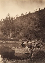 Utsikt över Apache Lake, Sierra Blanca Range, Arizona, med två apachescouter i förgrunden