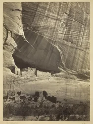 Forntida ruiner i Canyon de Chelly, N.M., i en nisch 50 fot ovanför nuvarande Canyon-bädd, 1873