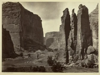 Cañon de Chelle, Walls of the Grand Cañon, cirka 1200 fot hög, 1873