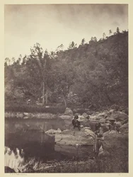 Utsikt över Apache Lake, Sierra Blanca Range, Arizona, två apachescouter i förgrunden