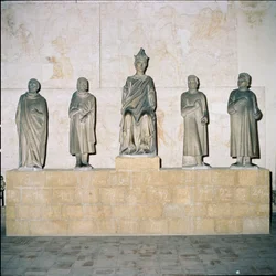 Staty av Henrik VII (12745-1313), helig romersk kejsare, med hans rådgivare 1315 (marmor)