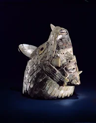 Huvud av ett djur med ett människohuvud i de öppna käkarna, hittat i Tula, Hidalgo, Mexiko, Early Post-Classic (900-1250) (keramik med pärlemormosaik)