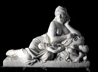 Medee funderar på att döda sina barn Marmorskulptur av Tommaso Solari (1820-1897) 1863. Dim. 60x80x38 cm Från Prince Odone di savoias samling. Genes, Art Gallery Moderna, inv. 744