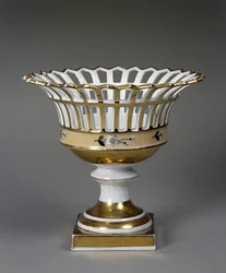 Fruktkorg, ca. 1826-1838 (hårdklistrat porslin med emalj och förgyllning)