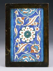 En Iznik-kantbricka, med ett centralt blomhuvud mellan rullande palmett och lummig vinstock, ca 1570 (keramik)