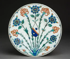 Fat med europeiskt vapen, Iznik ware, turkiskt, ca 1570 (stenpasta med polykrom under glasyr)