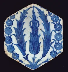 Sexkantig Isnik-platta med cypresser och en prunus, 1560-70 (lergods med färgad underglasyr)