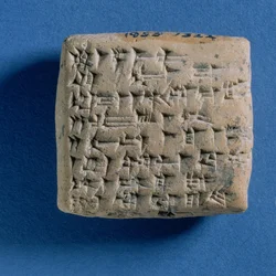 Tavla graverad med ett brev från Tirirsama till kung Niqmepa, från Atshana, 1300-talet f.Kr. (bakad lera)