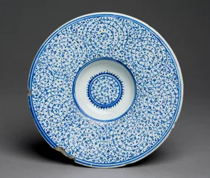 Tondino Dish, Iznik Golden Horn ware, turkiska, c.1535-45 (stenpasta med blått under glasyr) 88;se även 117758;