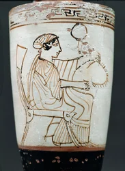 Attic vit slipad lekythos föreställande en kvinna som flätar en krans, c.475-420 f.Kr. (keramik)