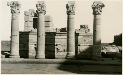 Kolonnad till romerskt nymfaeum, Dendera, Egypten, fotografi av Ugo Monneret de Villard