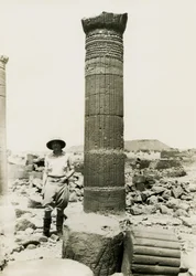 Kolonn med dekorativa reliefer, tempelruiner i den stora inhägnaden, Musawwarat es Sufra, Sudan, fotografi av Ugo Monneret de Villard