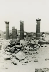 Kolonner och ruiner av ett tempel i den stora inhägnaden, Musawwarat es Sufra, Sudan, fotografi av Ugo Monneret de Villard