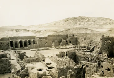 Kommersiellt område i S:t Simeons kloster, Aswan, Egypten, fotografi av Ugo Monneret de Villard