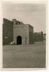 Östra porten och tornet i S:t Simeons kloster, Aswan, Egypten, fotografi av Ugo Monneret de Villard