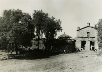 Ingång till inhägnaden runt kyrkan Our Lady Mary of Zion, Axum, Etiopien, fotografi av Ugo Monneret de Villard, ca 1937