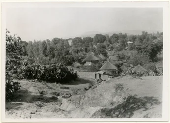 Etiopisk by med runda hus med halmtak, Axum, Etiopien, fotografi av Ugo Monneret de Villard