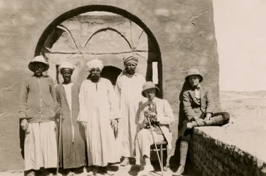 Fyra arbetare, arkitekten Ferdinando Reggiori och arkeologen Ugo Monneret de Villard i S:t Simeons kloster i Aswan, Egypten, foto av Ugo Monneret de Villard