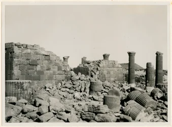 Stora inneslutningen, vy över väggar och pelare i Stora templet, Musawwarat es Sufra, Sudan, fotografi av Ugo Monneret de Villard