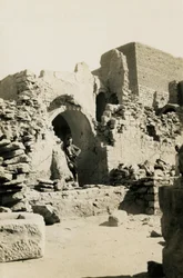 Interiör av stort torn (qasr) i klostret St Simeon, Aswan, Egypten, fotografi av Ugo Monneret de Villard