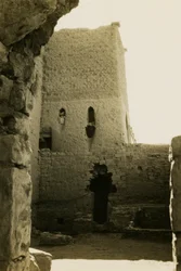 Interiör av stort torn (qasr) i klostret St Simeon, Aswan, Egypten, fotografi av Ugo Monneret de Villard