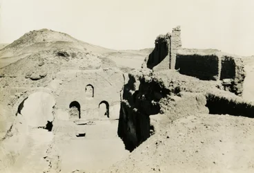 Interiör av stort torn (qasr) i klostret St Simeon, Aswan, Egypten, fotografi av Ugo Monneret de Villard