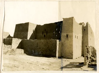 Stort torn (qasr) i klostret St Simeon, Aswan, Egypten, fotografi av Ugo Monneret de Villard