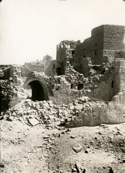 Stort torn (qasr) i klostret St Simeon, Aswan, Egypten, fotografi av Ugo Monneret de Villard