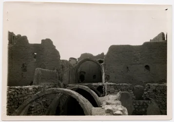 Stort torn (qasr) i klostret St Simeon, Aswan, Egypten, fotografi av Ugo Monneret de Villard