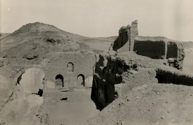 Stort torn (qasr) i S:t Simeons kloster, vy över passagen innan den grävdes ut, Aswan, Egypten, fotografi av Ugo Monneret de Villard