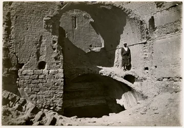 Stort torn (qasr) i kloster, Aswan, Egypten, fotografi av Ugo Monneret de Villard