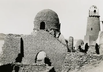Minaret av al-Mashhad al-Bahari och ruiner av moské, nära Aswan, Egypten, fotografi av Ugo Monneret de Villard