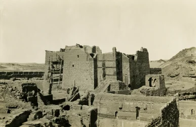 S:t Simeons kloster under restaurering, Aswan, Egypten, fotografi av Ugo Monneret de Villard