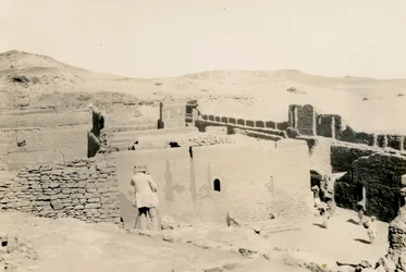 Simeonklostret, vy mot nedre terrassen, Aswan, Egypten, med Ugo Monneret de Villard stående med ryggen mot kameran, fotografi av Ugo Monneret de Villard