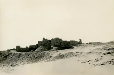 S:t Simeons kloster, sett från norr, Aswan, Egypten, fotografi av Ugo Monneret de Villard