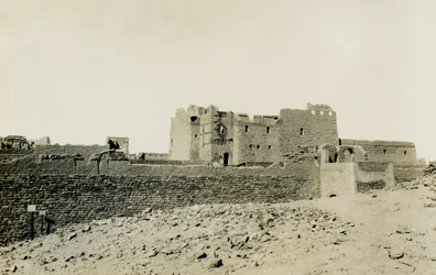 S:t Simeons kloster, sett utifrån från öster, Aswan, Egypten, fotografi av Ugo Monneret de Villard
