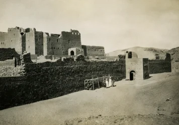 S:t Simeons kloster, sett från utsidan med östra muren, Aswan, Egypten, fotografi av Ugo Monneret de Villard