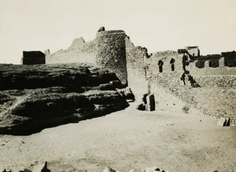 S:t Simeons kloster, sett från sydost, Aswan, Egypten, fotografi av Ugo Monneret de Villard