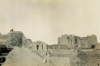 S:t Simeons kloster, sett från sydost, Aswan, Egypten, fotografi av Ugo Monneret de Villard