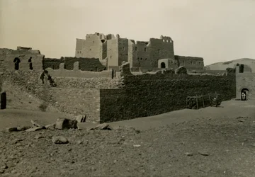 S:t Simeons kloster, sett från sydost, Aswan, Egypten, fotografi av Ugo Monneret de Villard