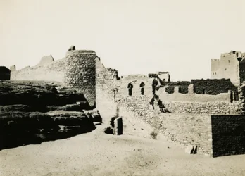 S:t Simeons kloster, sett från sydost, Aswan, Egypten, fotografi av Ugo Monneret de Villard